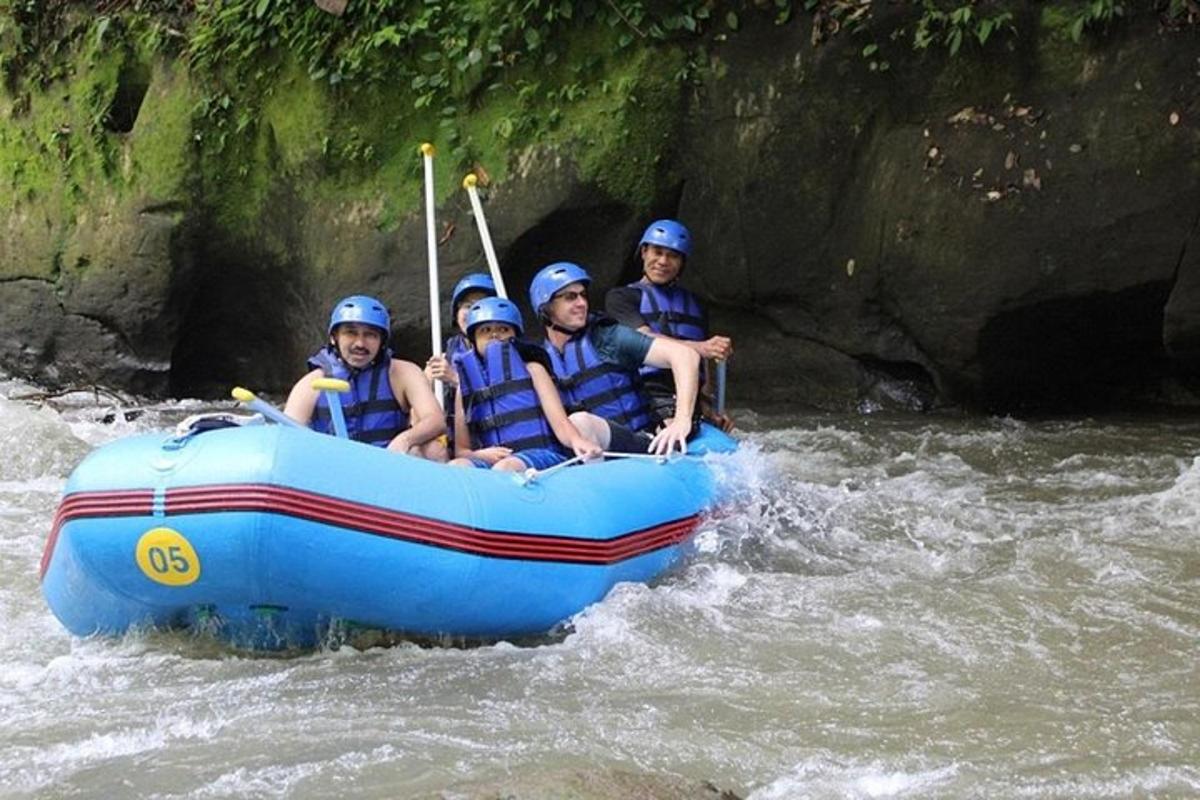 un gruppo di persone su una zattera su un fiume