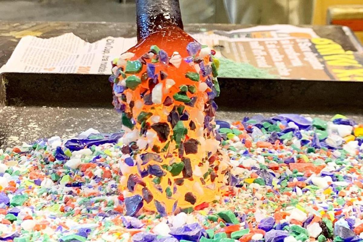 uma garrafa de granulado em uma pilha de doces