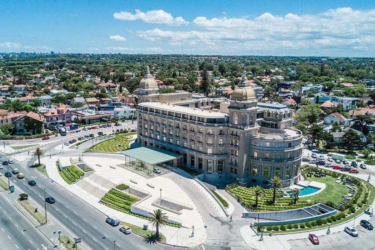 вид з повітря на велику будівлю в місті