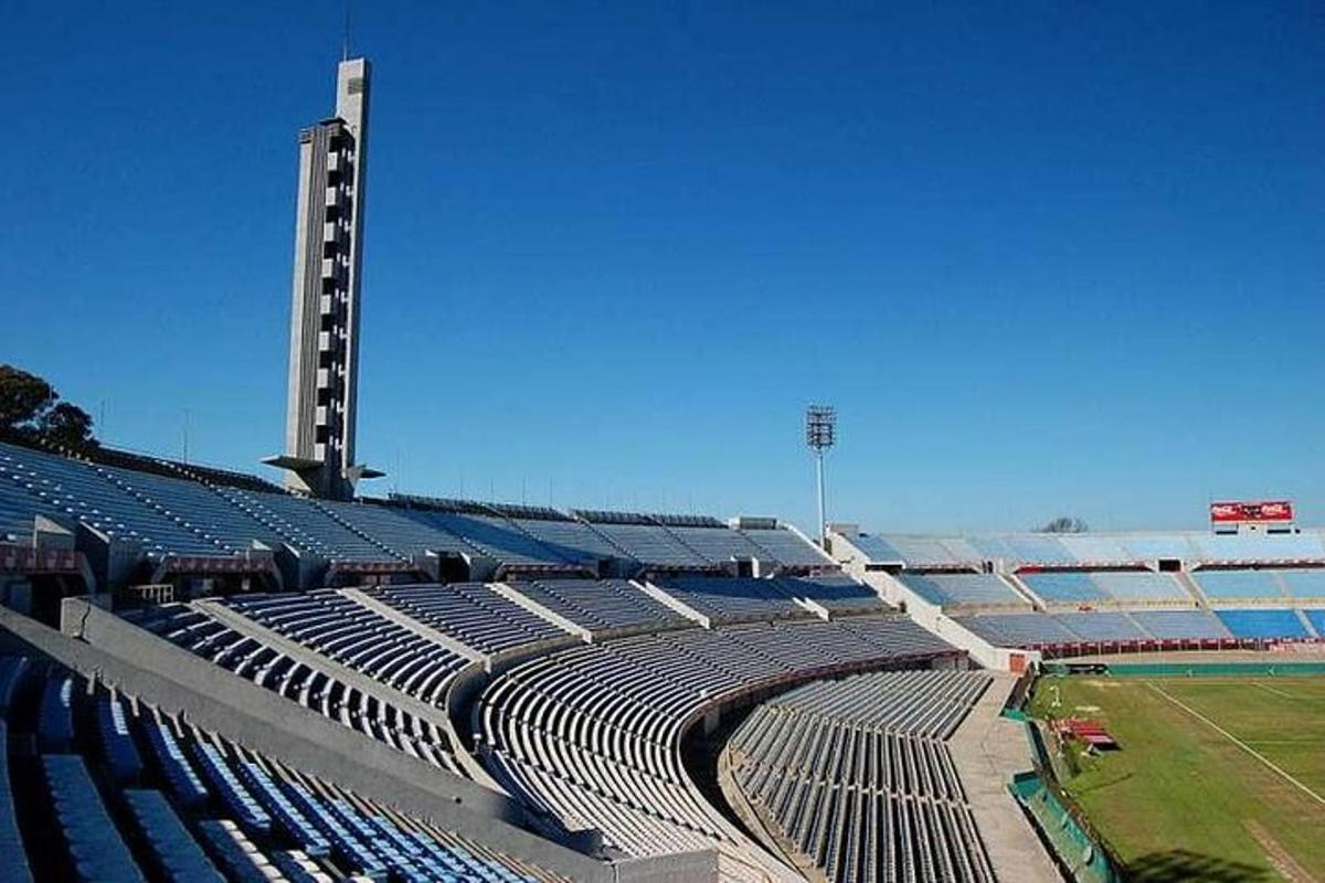 uno stadio con posti vuoti durante una partita di baseball