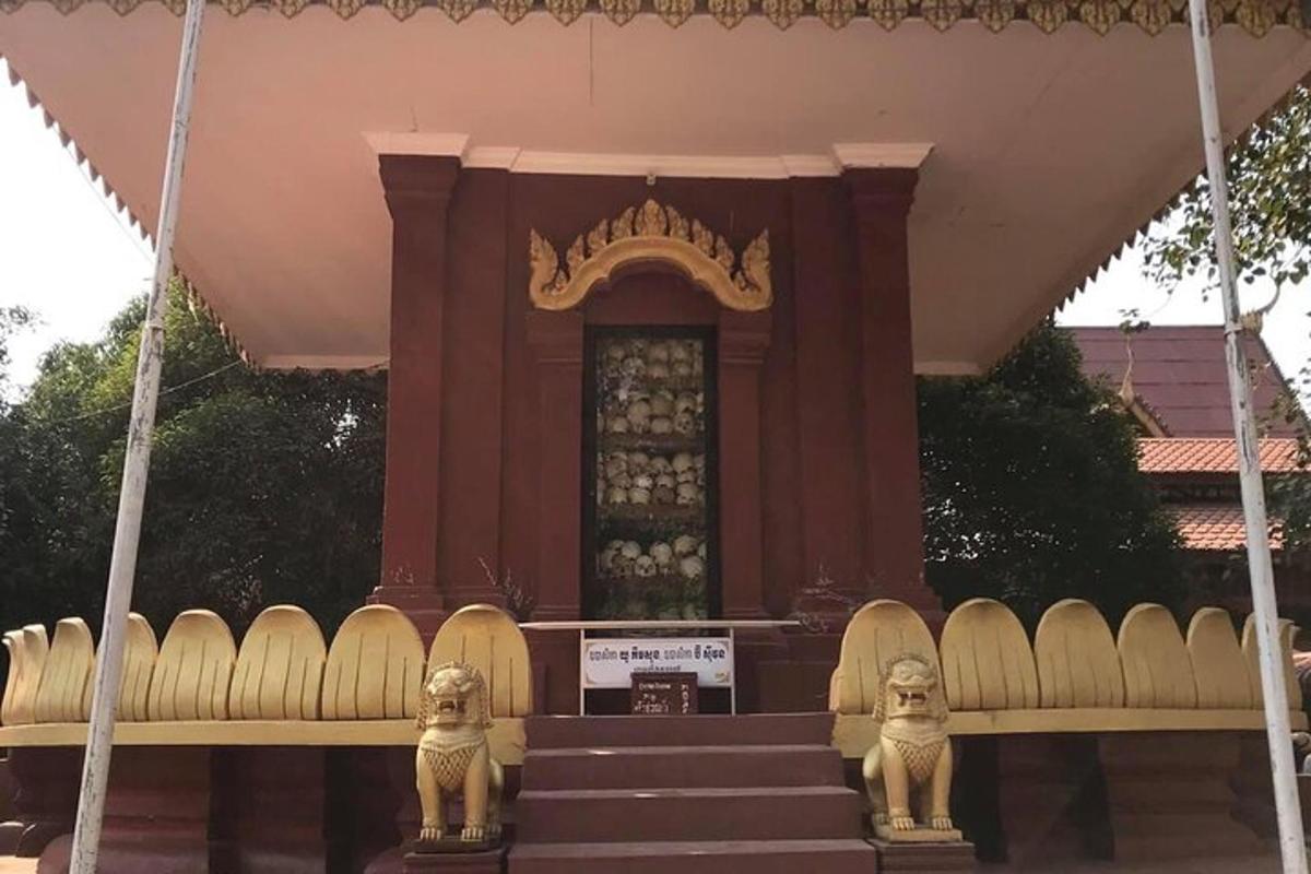 un templu cu două statui în fața unei clădiri
