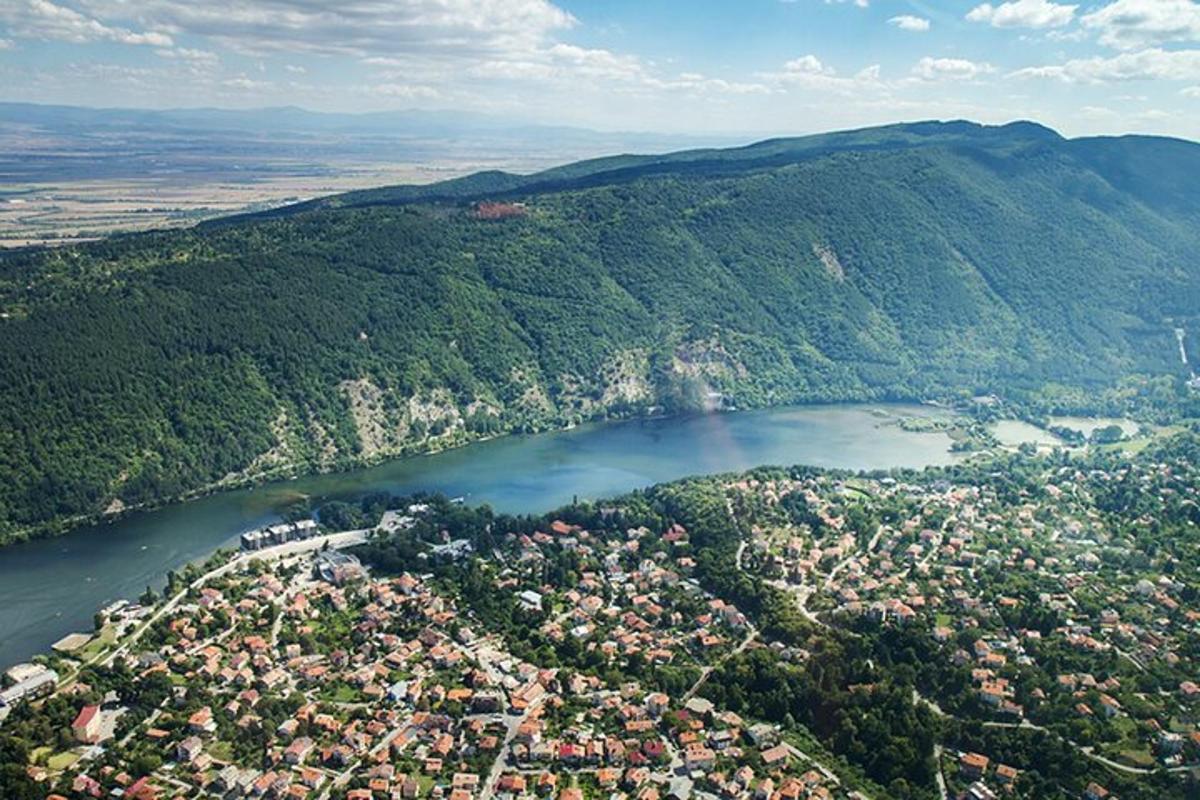 una vista aerea di una città vicino a un fiume