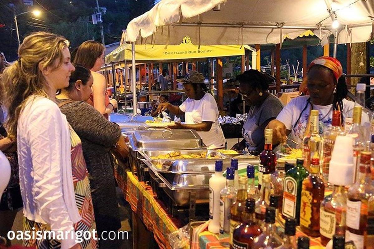 skupina lidí stojících kolem baru s občerstvením na trhu