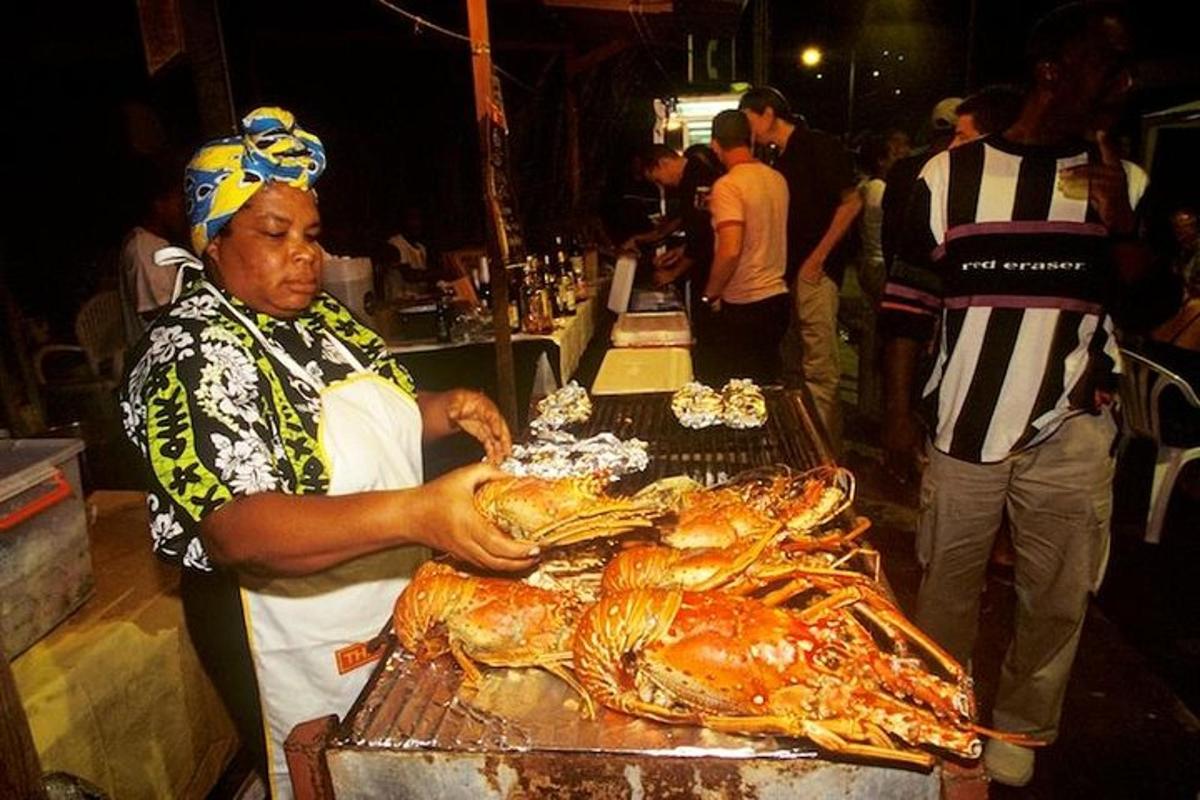 muž připravuje krocana na grilu