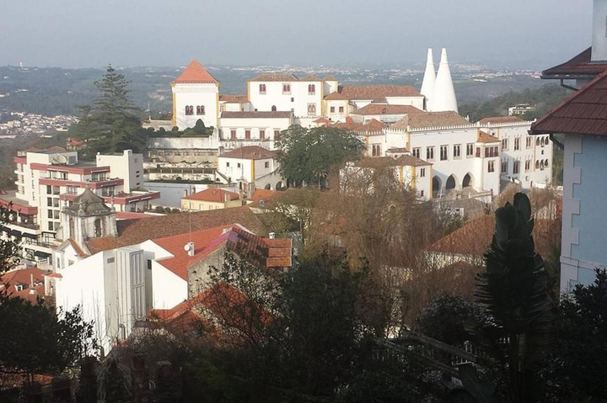 egy város rengeteg épülettel és egy templommal
