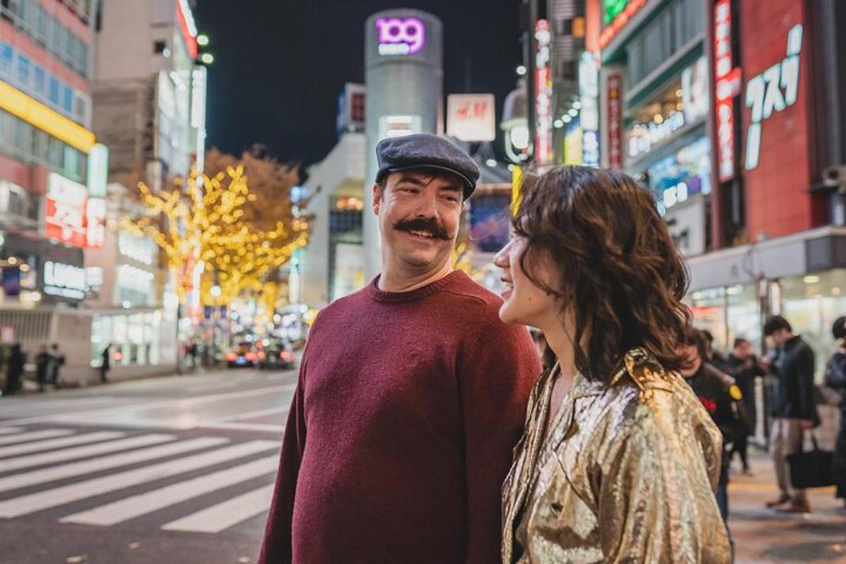 Un hombre y una mujer de pie en una calle de la ciudad.