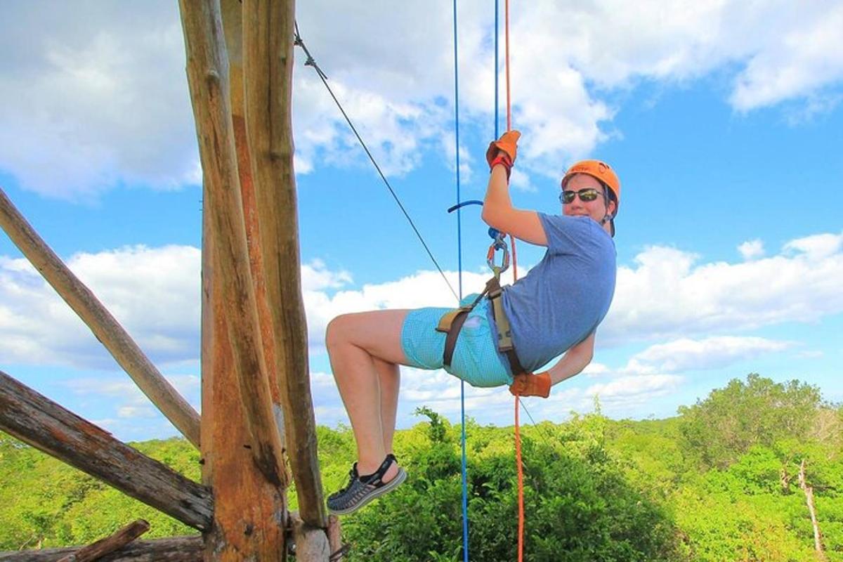 žena na zip line na stromě