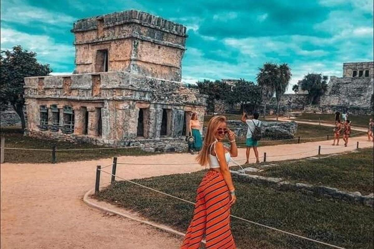 žena v šatech stojící před budovou