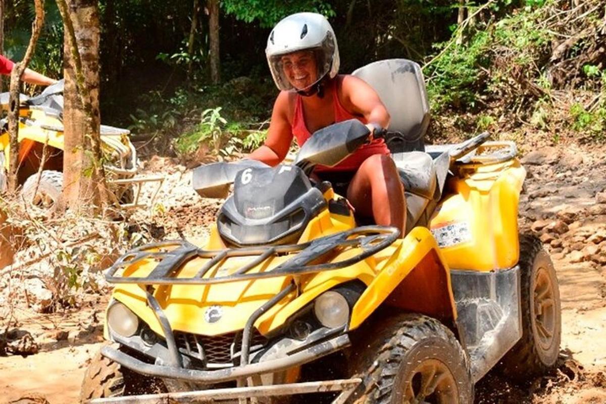 una persona che viaggia su un veicolo a quattro ruote nello sporco