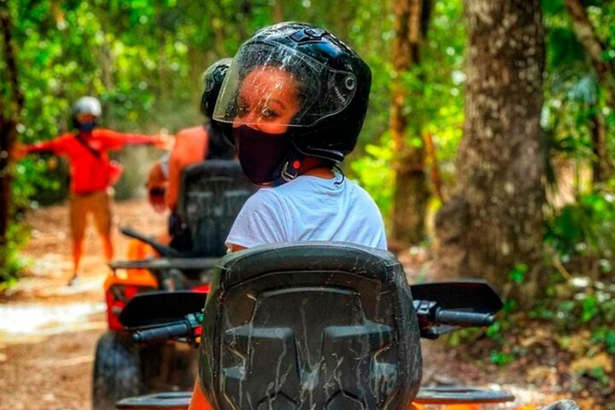 una coppia di persone in bicicletta nel bosco