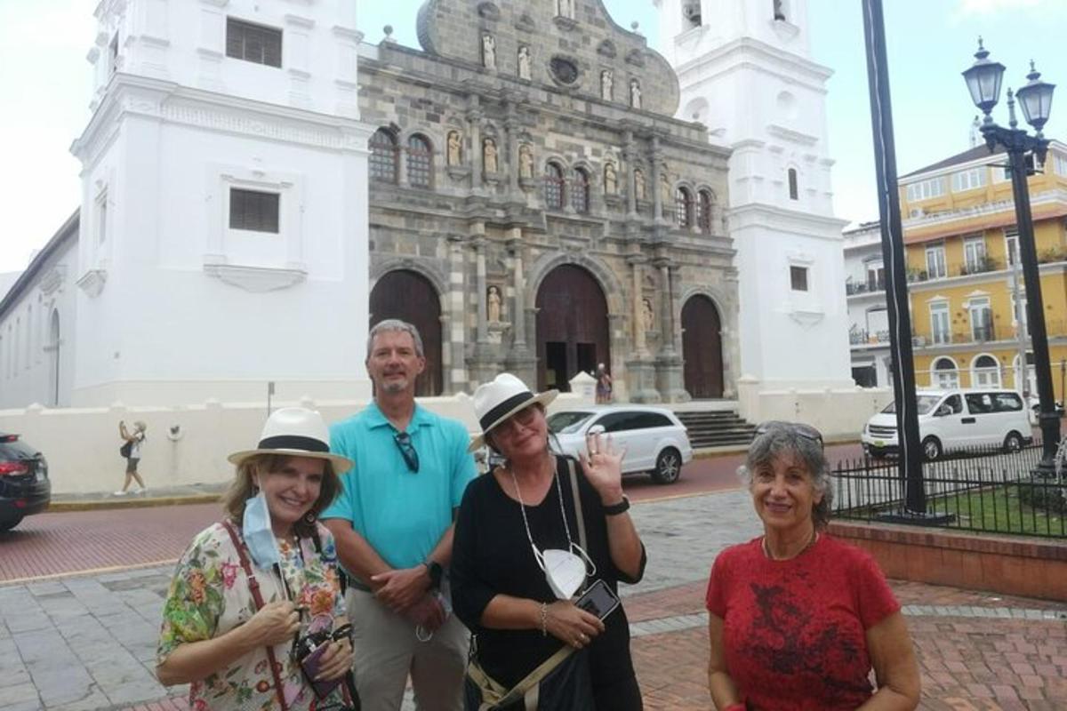 un grup de persones dempeus davant d'un edifici