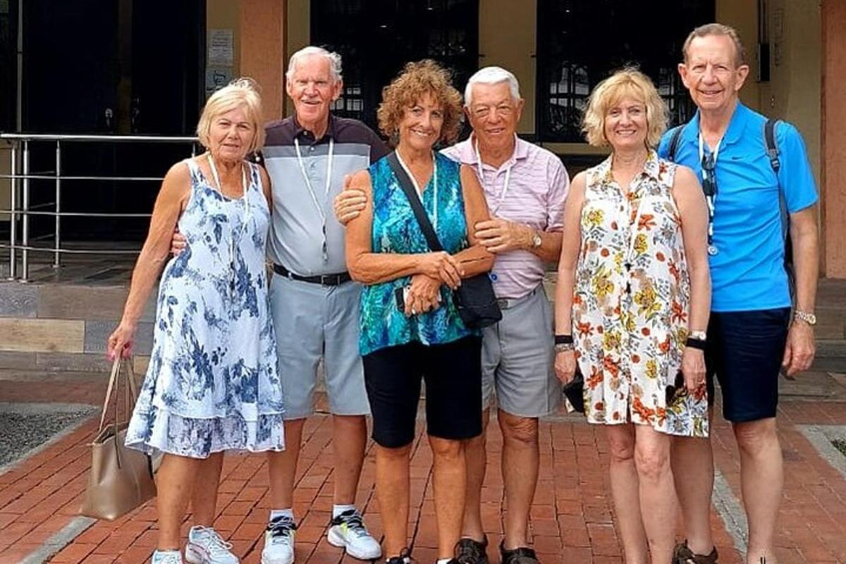 skupina starejših ljudi, ki pozirajo za sliko