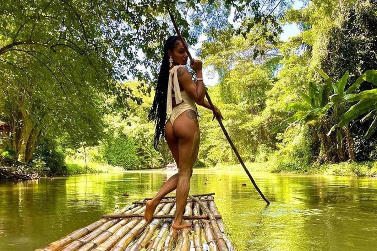 una dona està dreta sobre una bassa a l'aigua