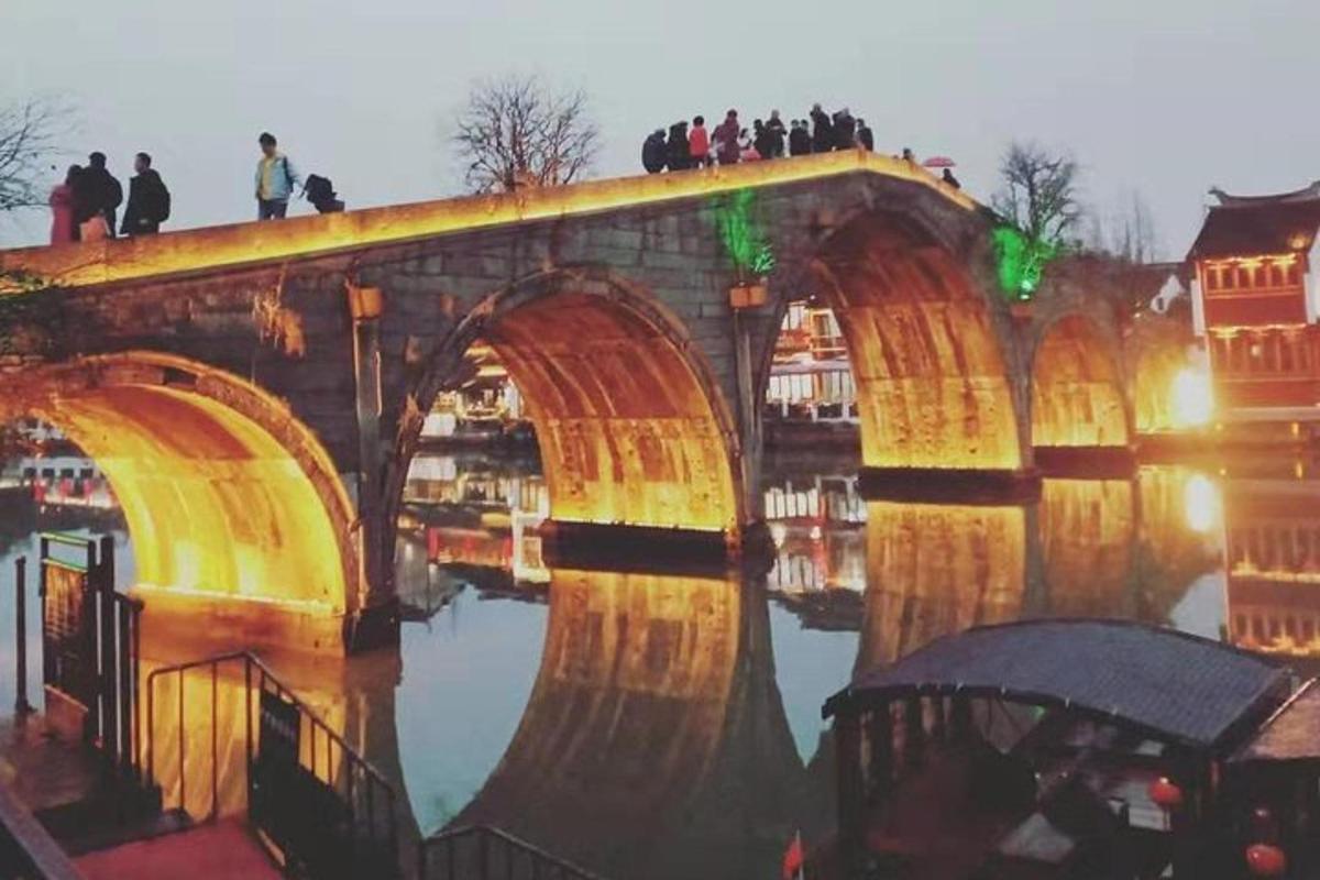 Un puente sobre un río con gente parada en él.