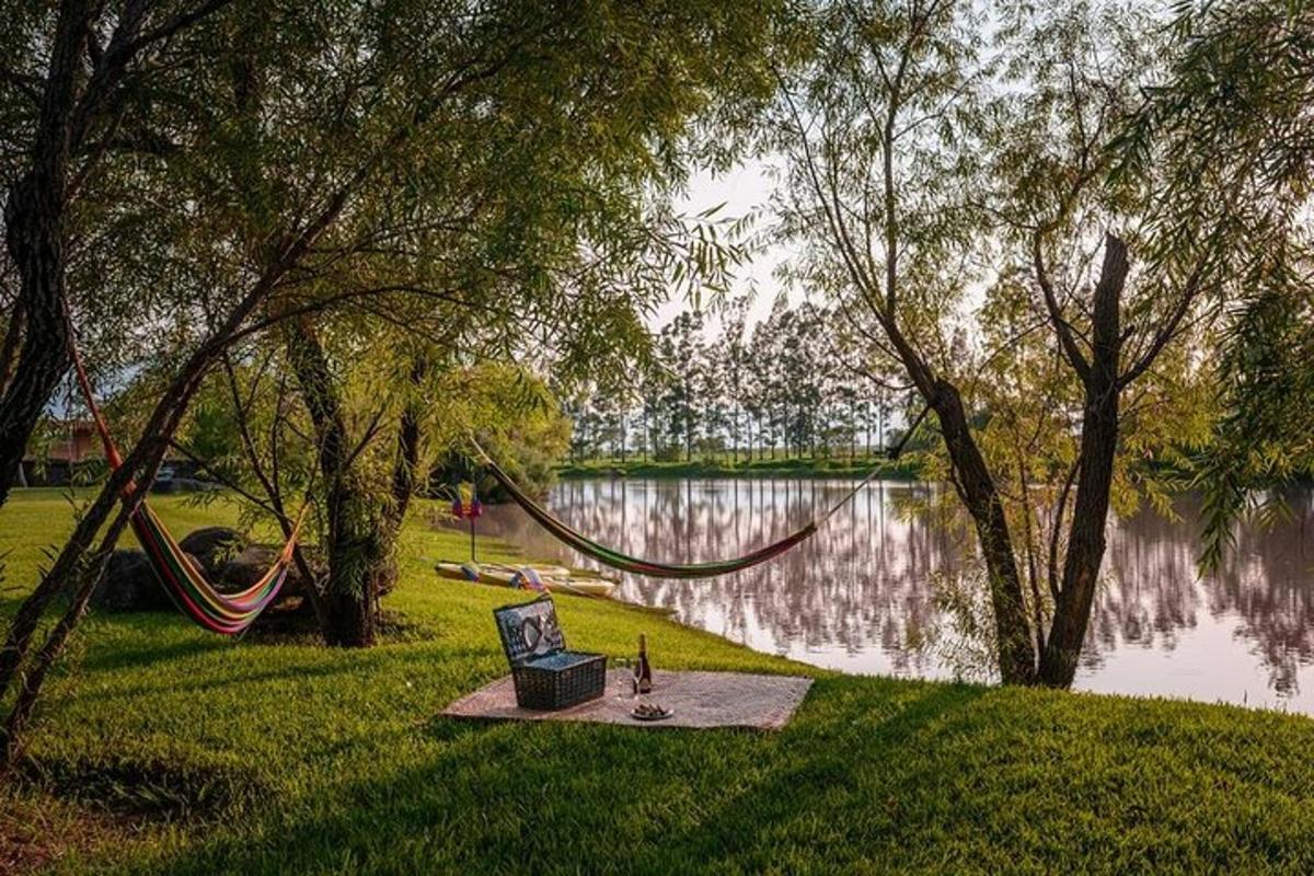 buaian di taman bersebelahan tasik