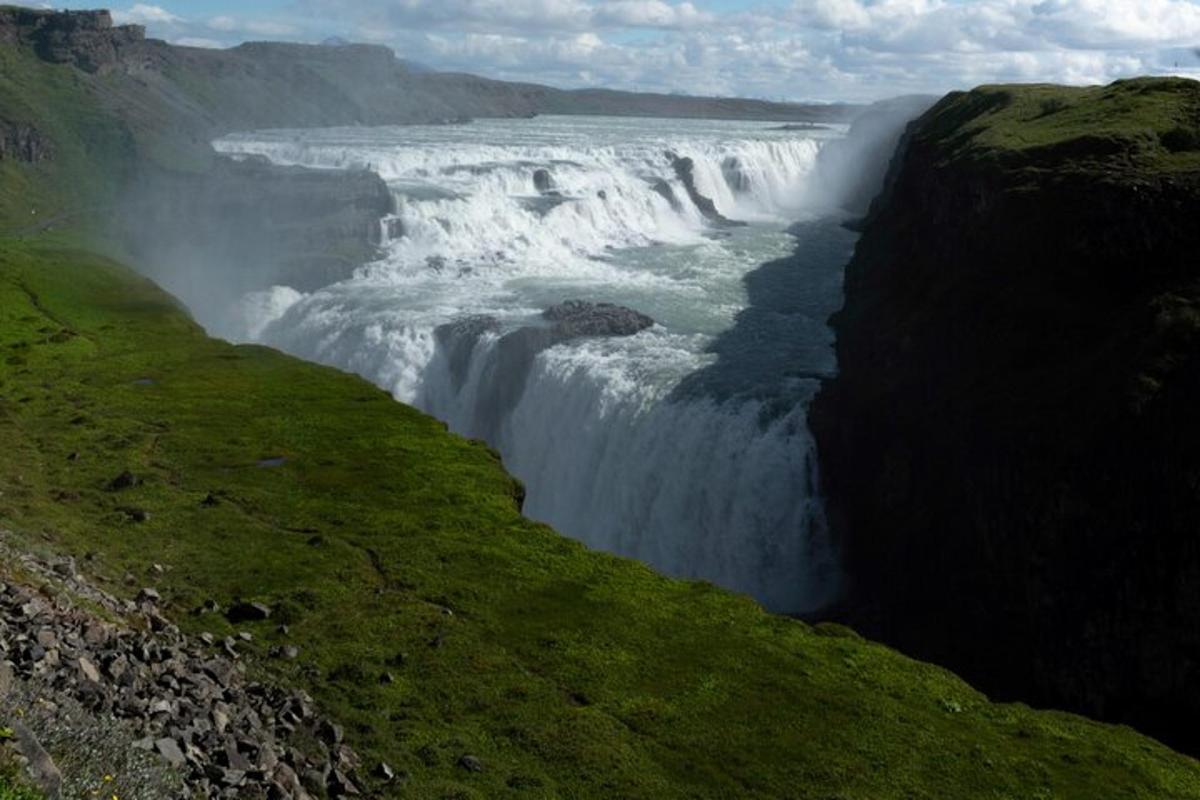 una cascada en la orilla de un río