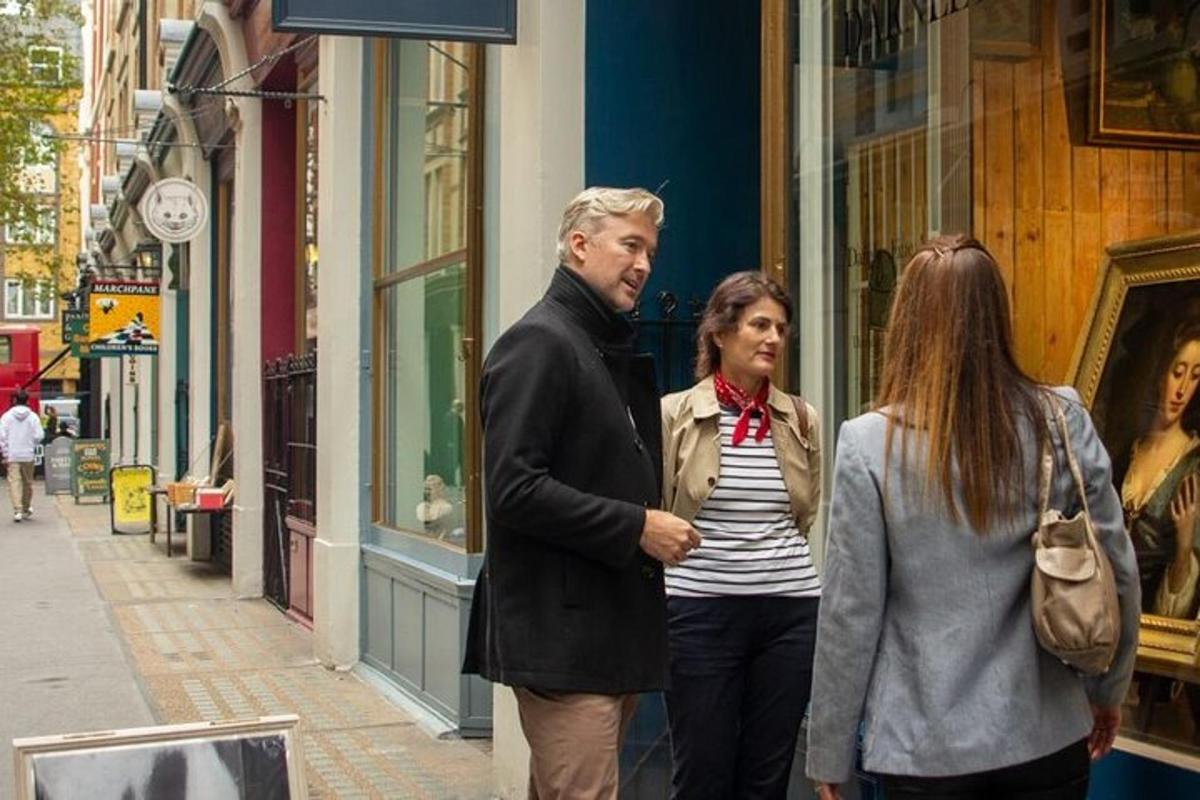ένας άντρας και δύο γυναίκες περπατούν σε έναν δρόμο