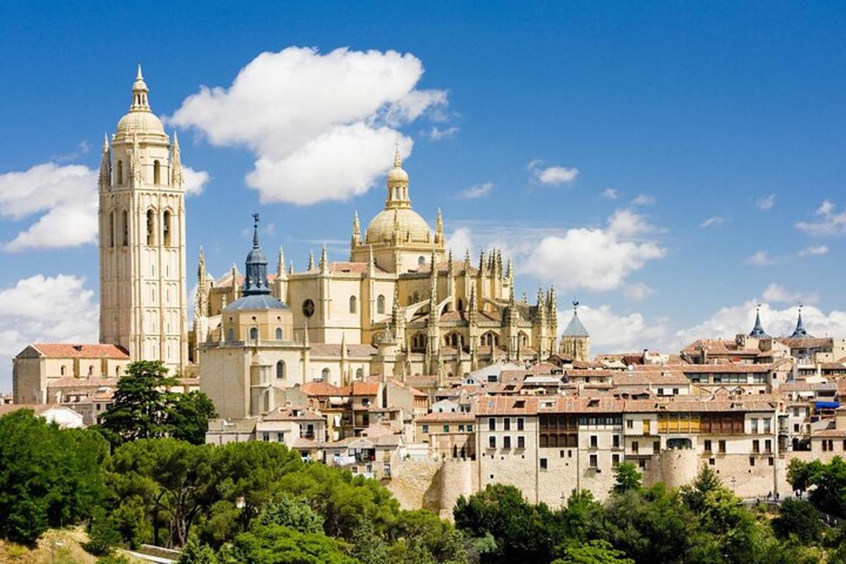 una vista d'una ciutat amb torres i edificis