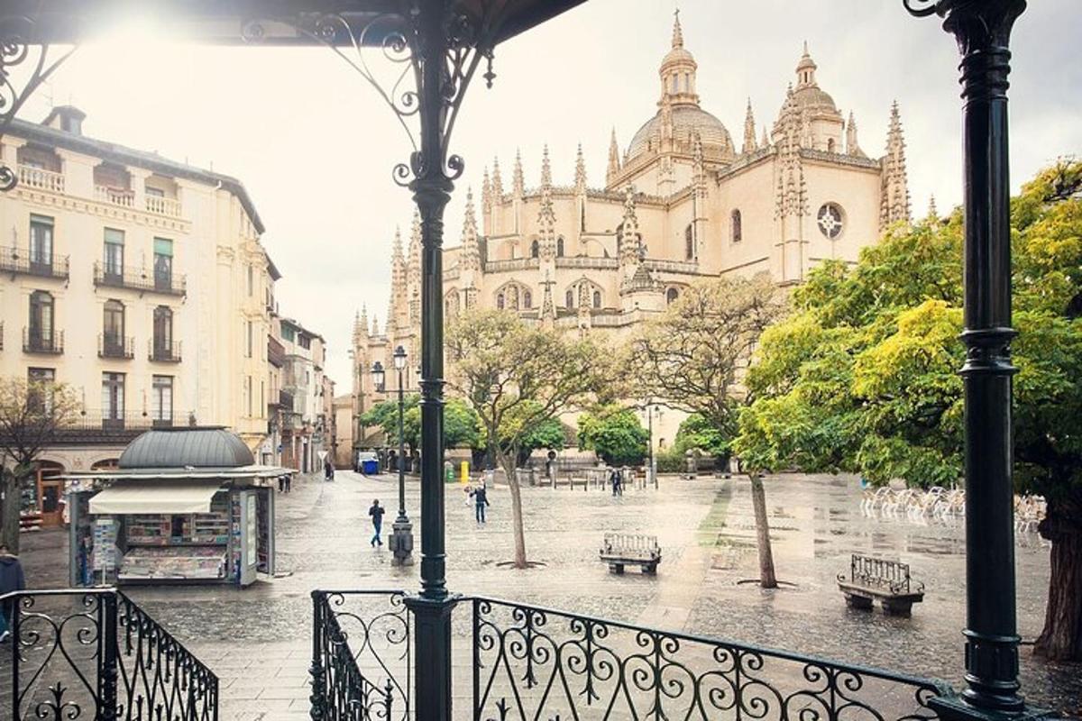 una vista des d'un balcó d'un carrer amb edificis