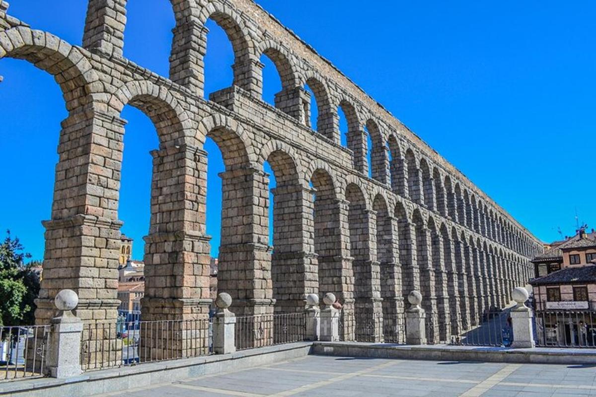 un gran edifici de maó amb arcs als costats