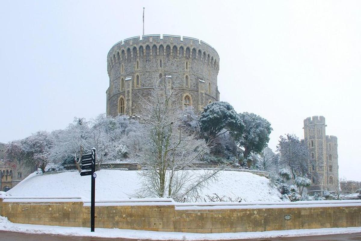 un edificio con la neve sul terreno di fronte
