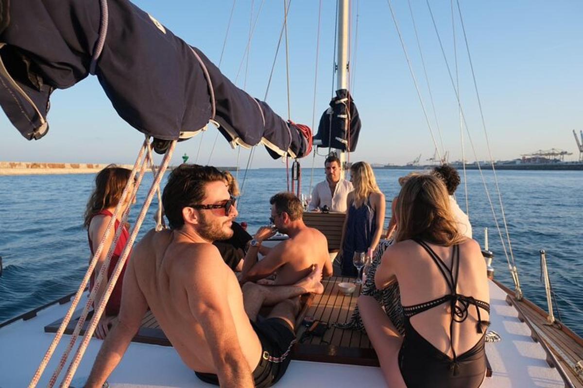 un gruppo di persone sedute sul ponte di una barca