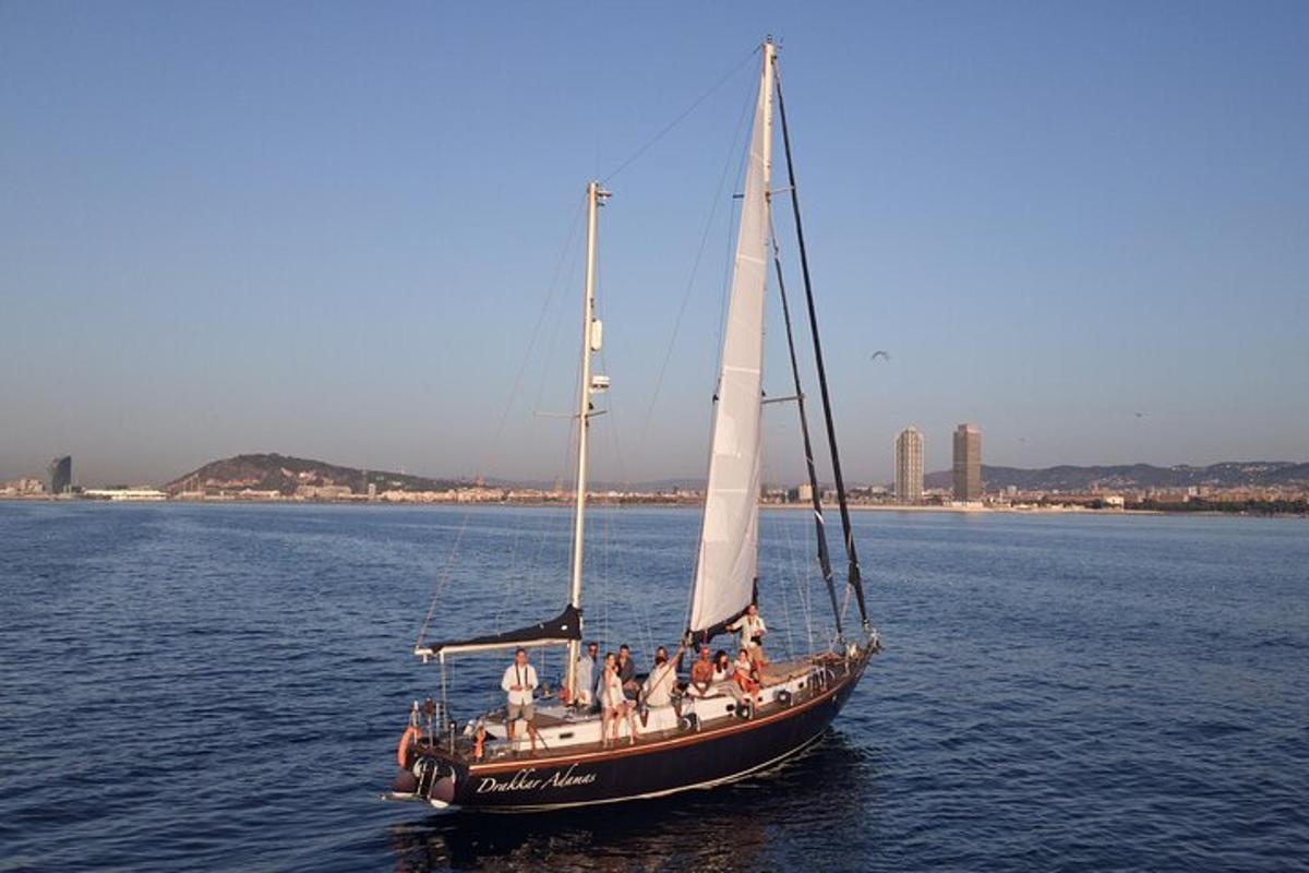 un gruppo di persone su una barca a vela in acqua
