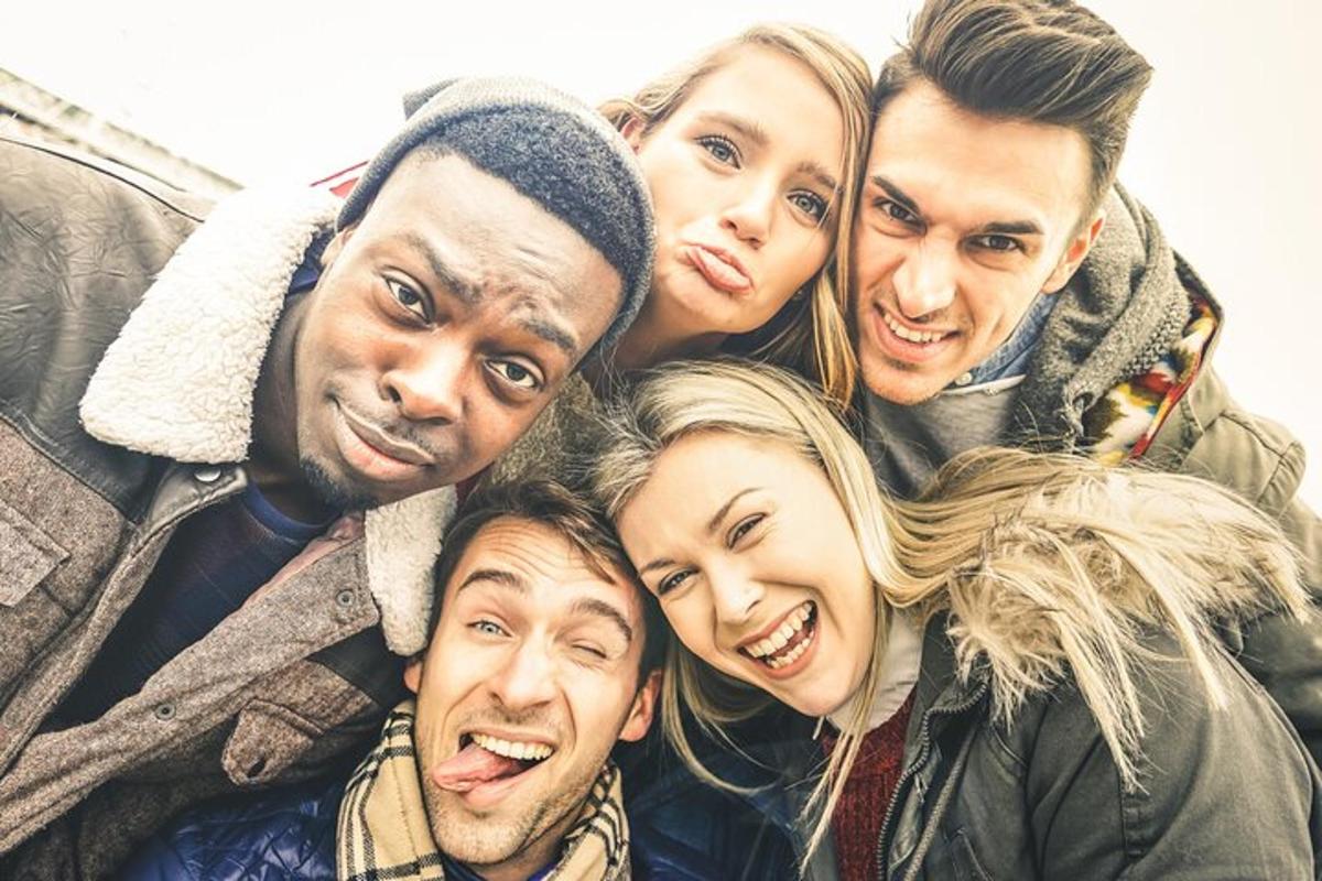 eine Gruppe von Menschen, die für ein Foto posieren