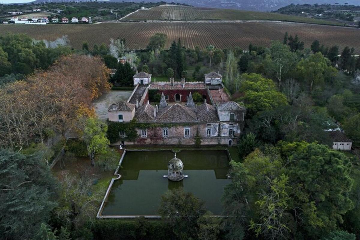 Una vista aérea de una casa antigua con una fuente.