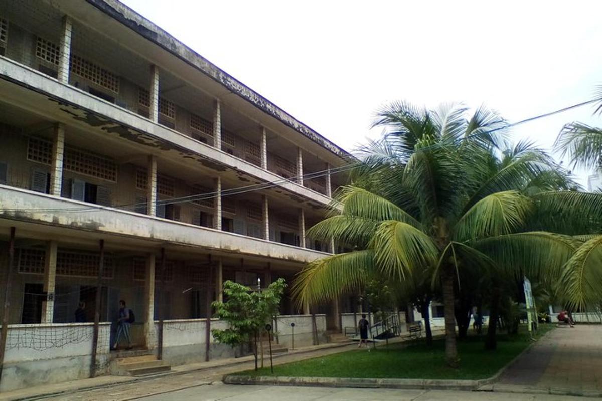 un edificio con una palmera delante