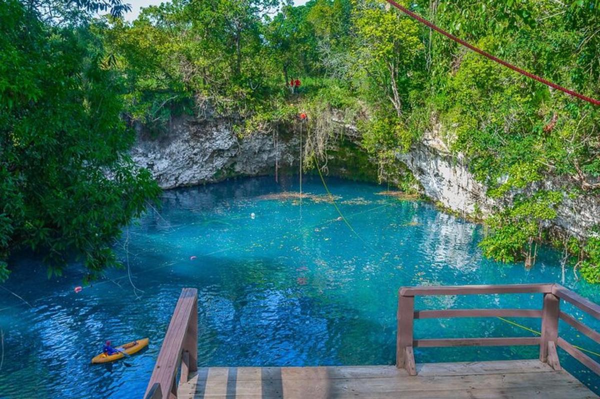 una vista d'una piscina d'aigua blava amb un banc