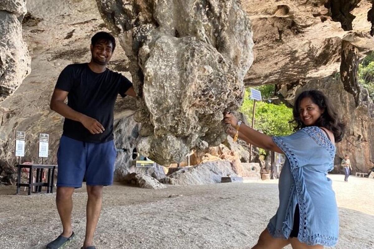 ein Mann und eine Frau stehen vor einem Felsen