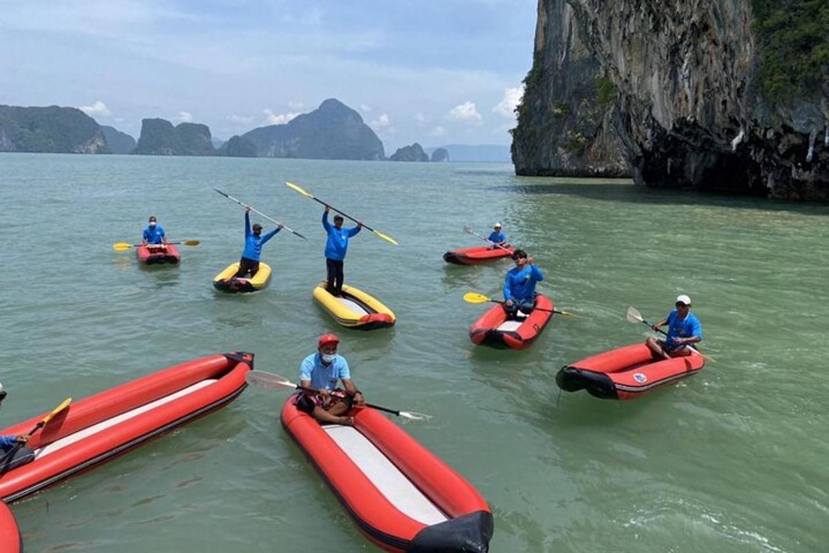 un gruppo di persone in kayak in acqua