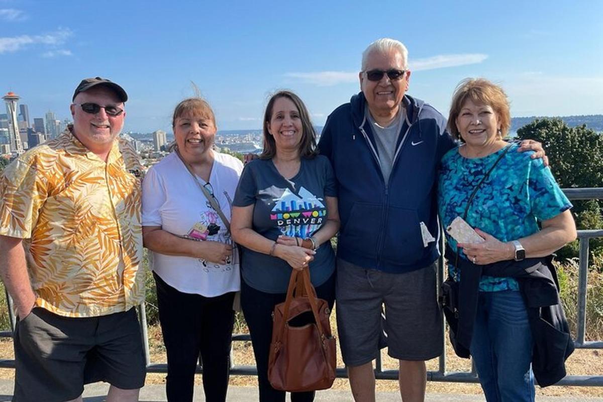 um grupo de pessoas posando para uma foto