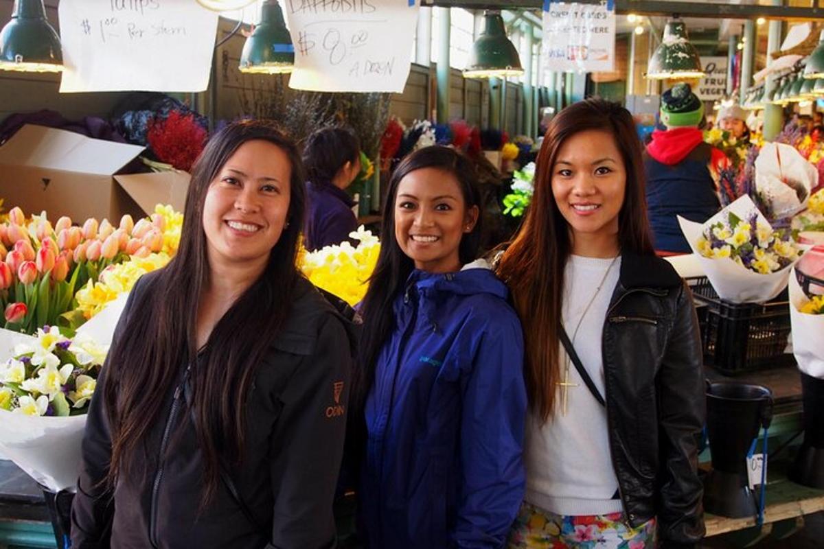 três mulheres em frente a uma floricultura