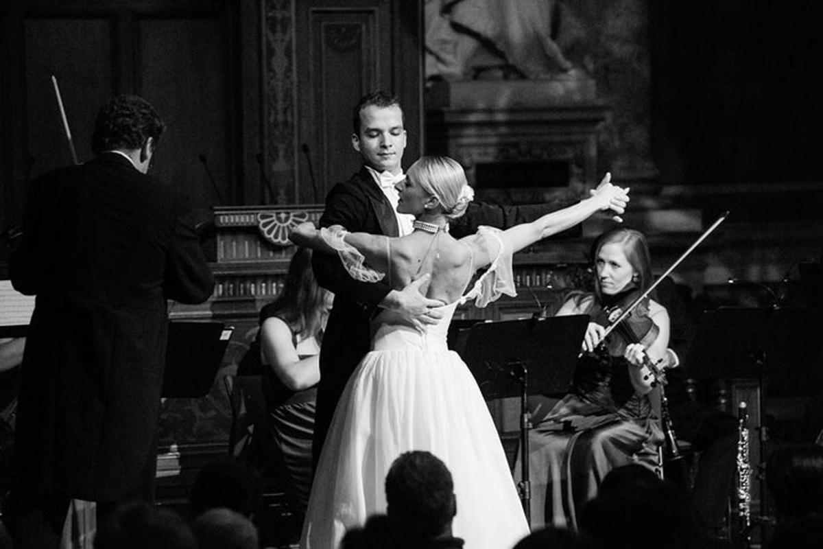 uns nuvis ballant davant d'una orquestra
