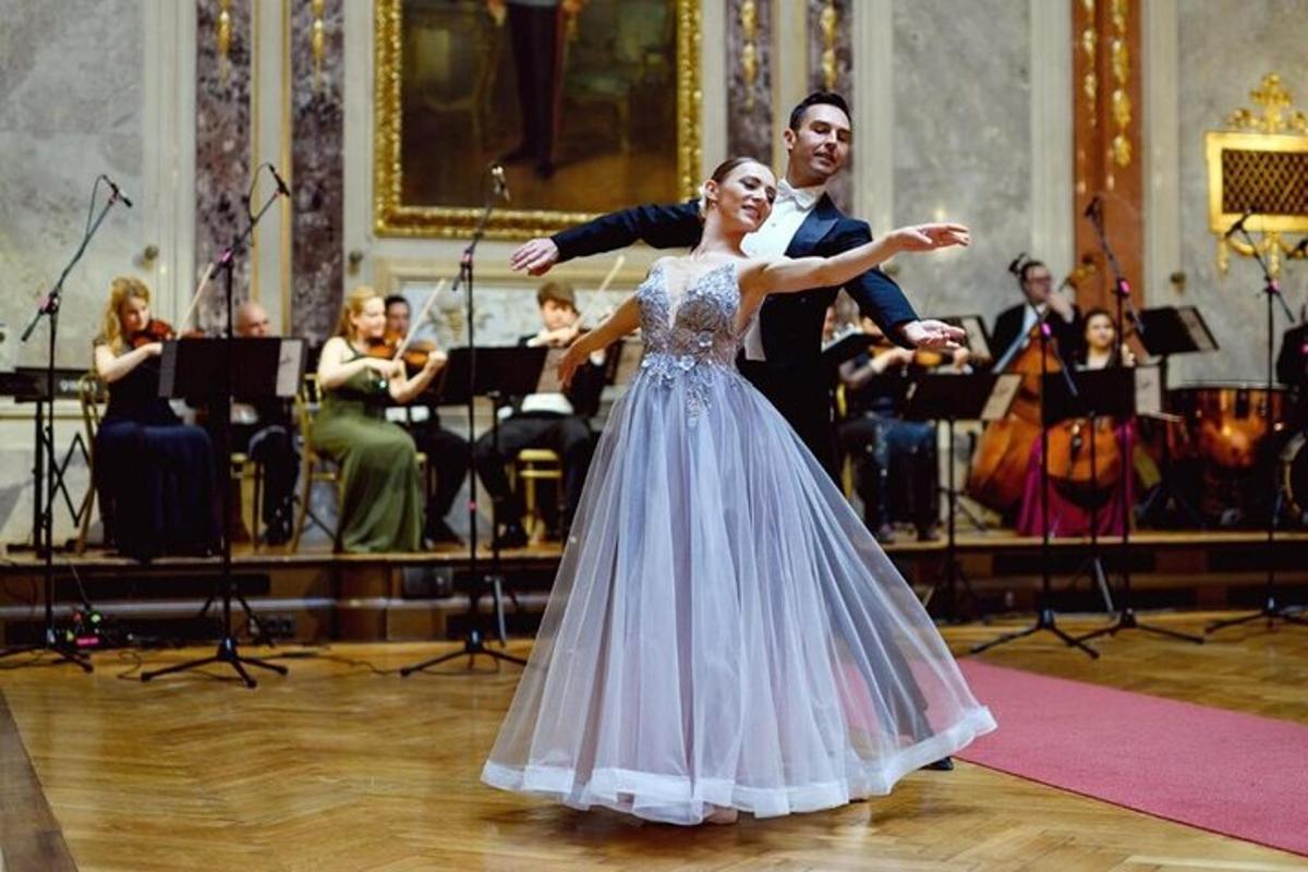 un home i una dona amb vestit de núvia ballant