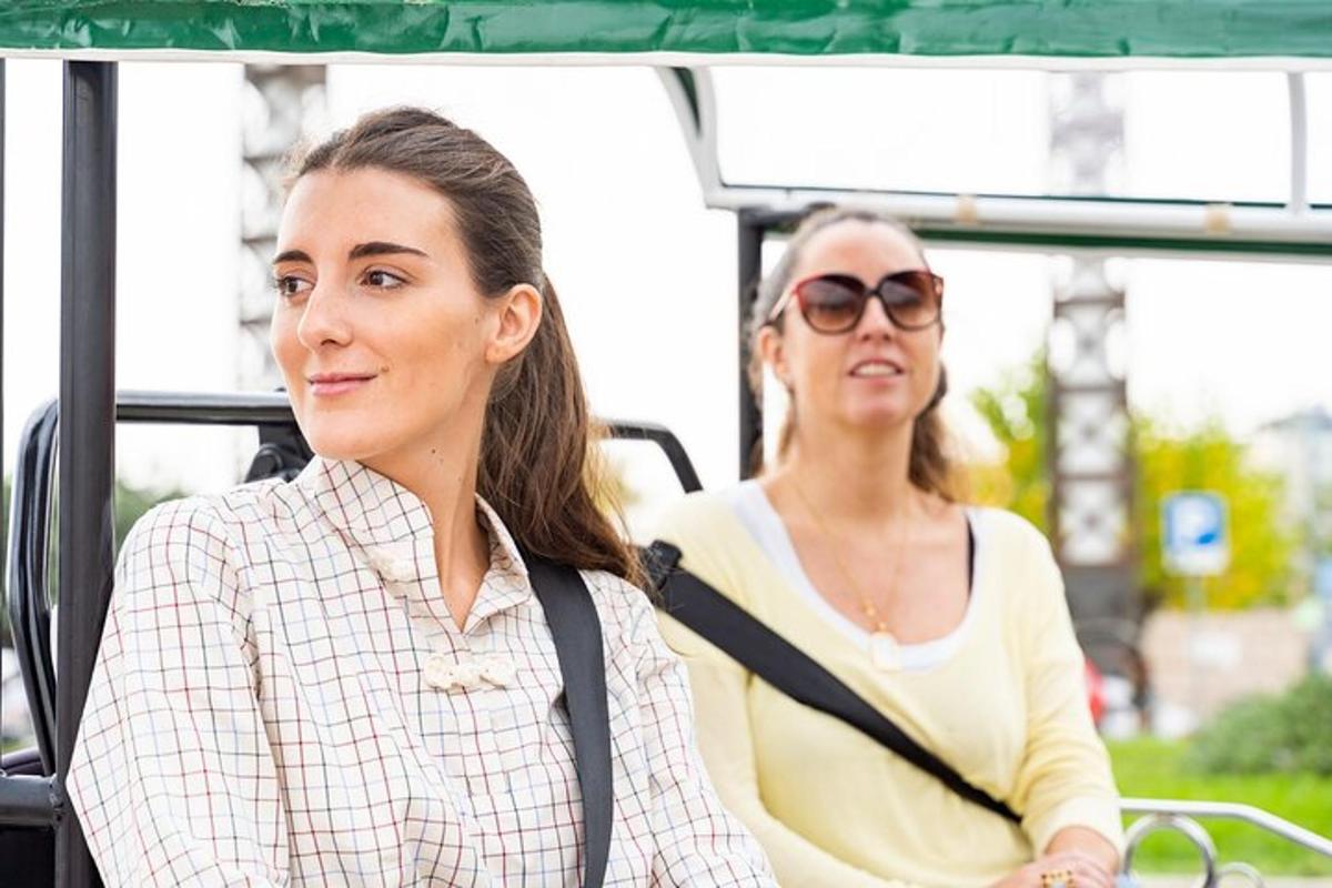 dvě ženy sedí v autobuse