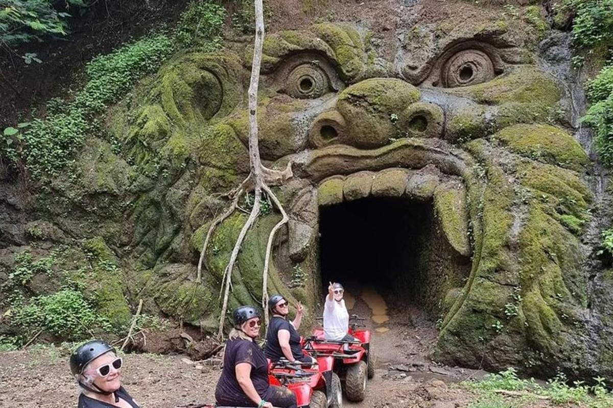skupina lidí jedoucích na z tunelu