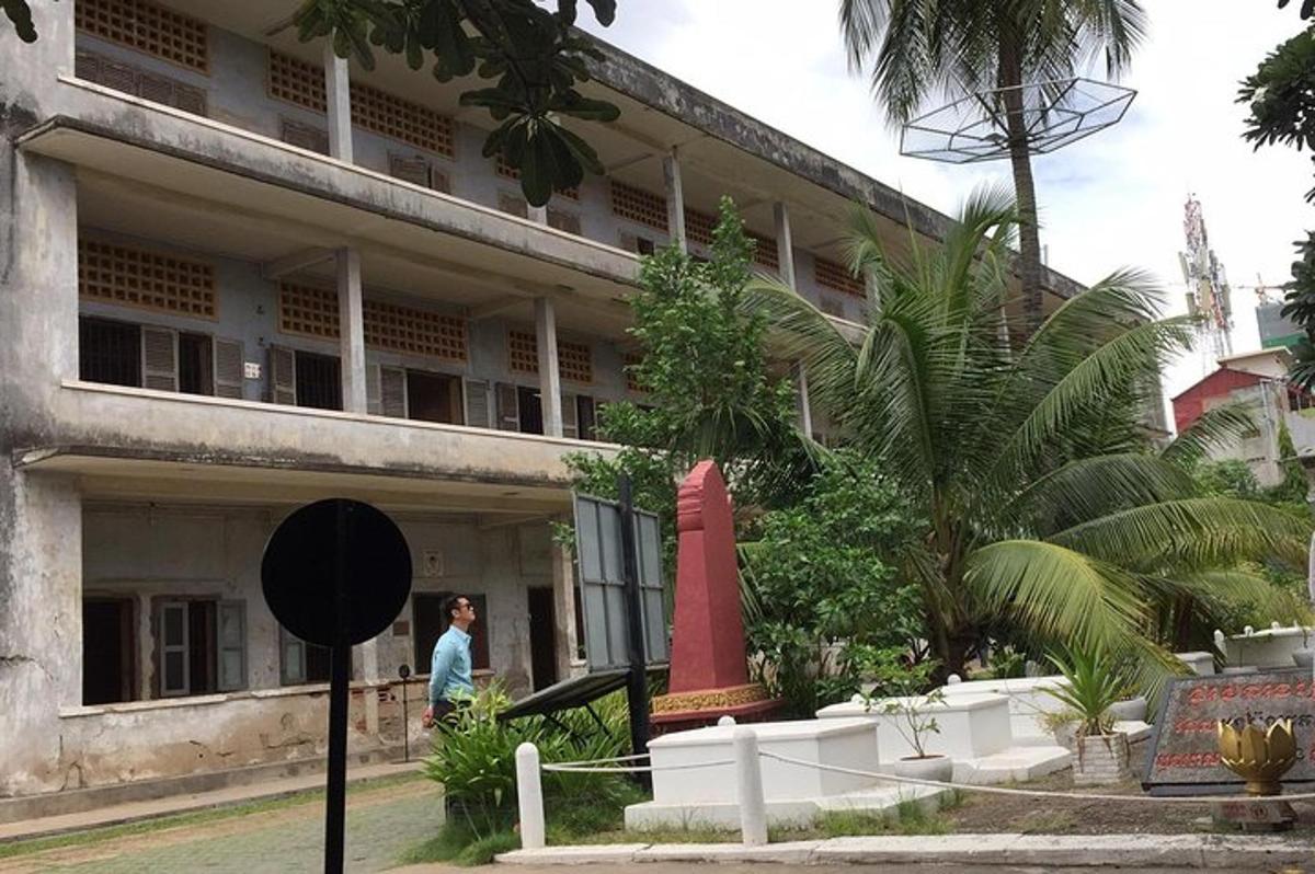 一名男子站在一栋建筑物前