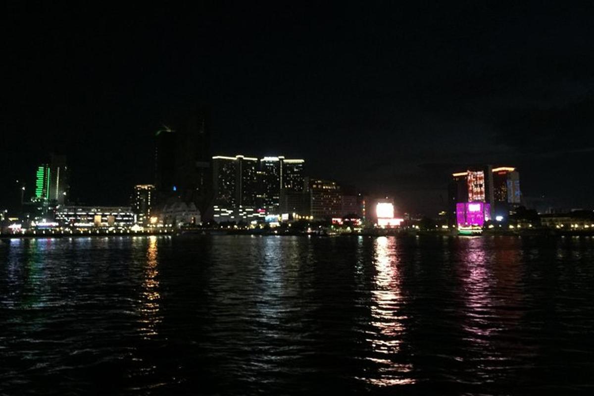 夜晚被水照亮的城市