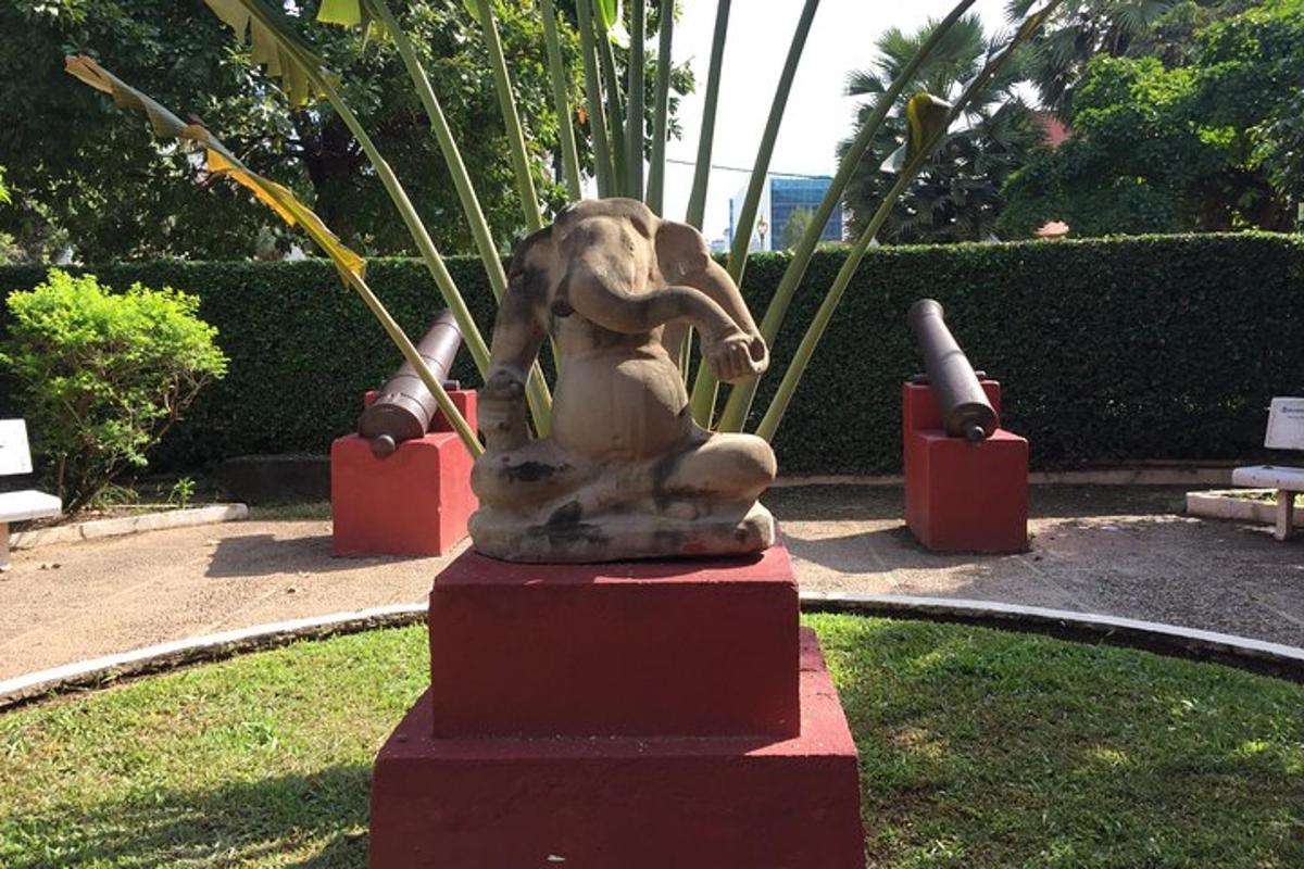 o statuie a unui elefant așezat pe o platformă roșie