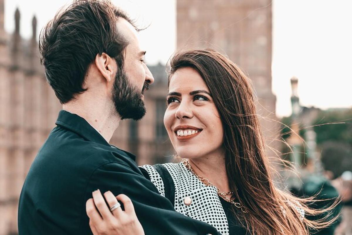 Un hombre y una mujer de pie uno al lado del otro