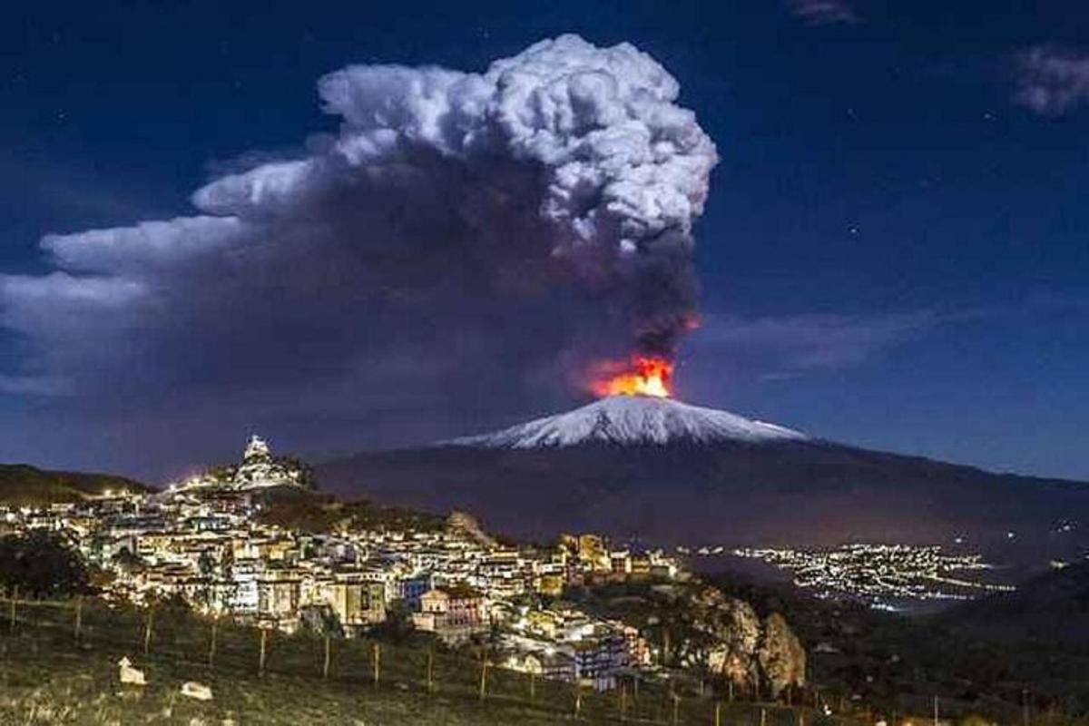 erupce sopky v noci s plameny a kouřem