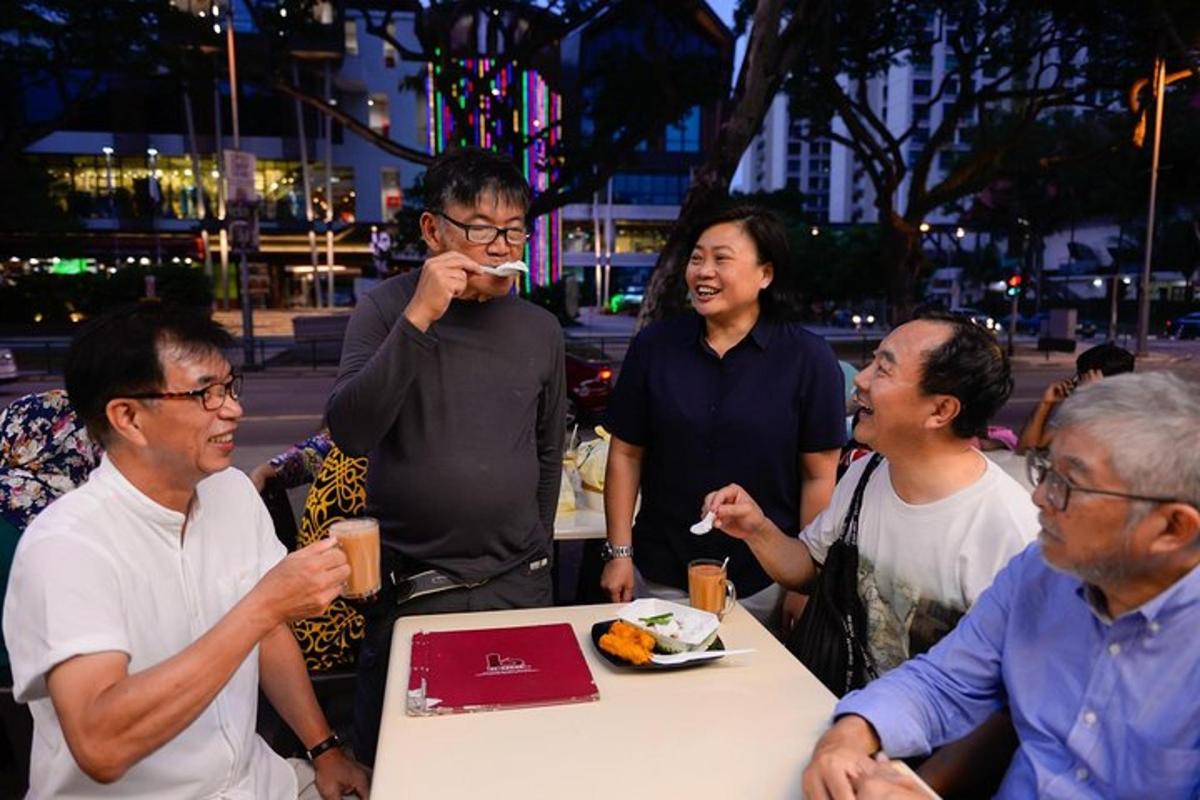 một nhóm người đang ngồi quanh bàn ăn