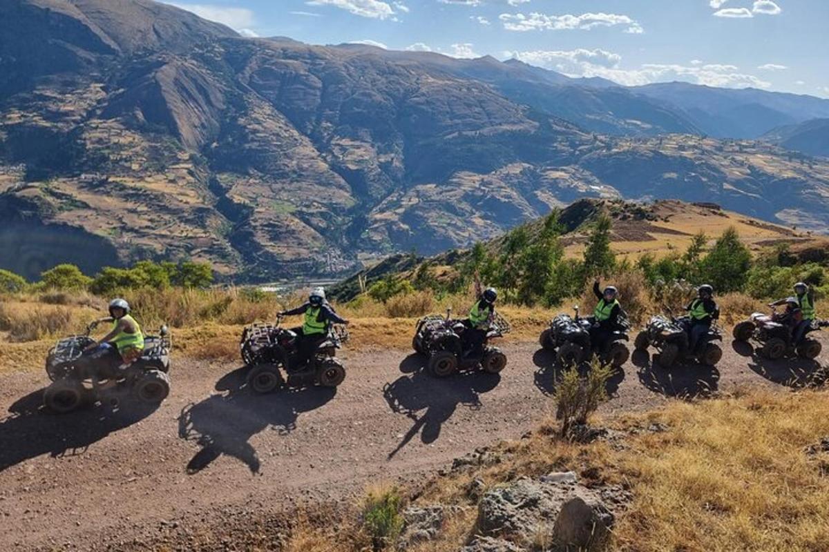 egy csoport ember ATV-zik egy hegyi úton