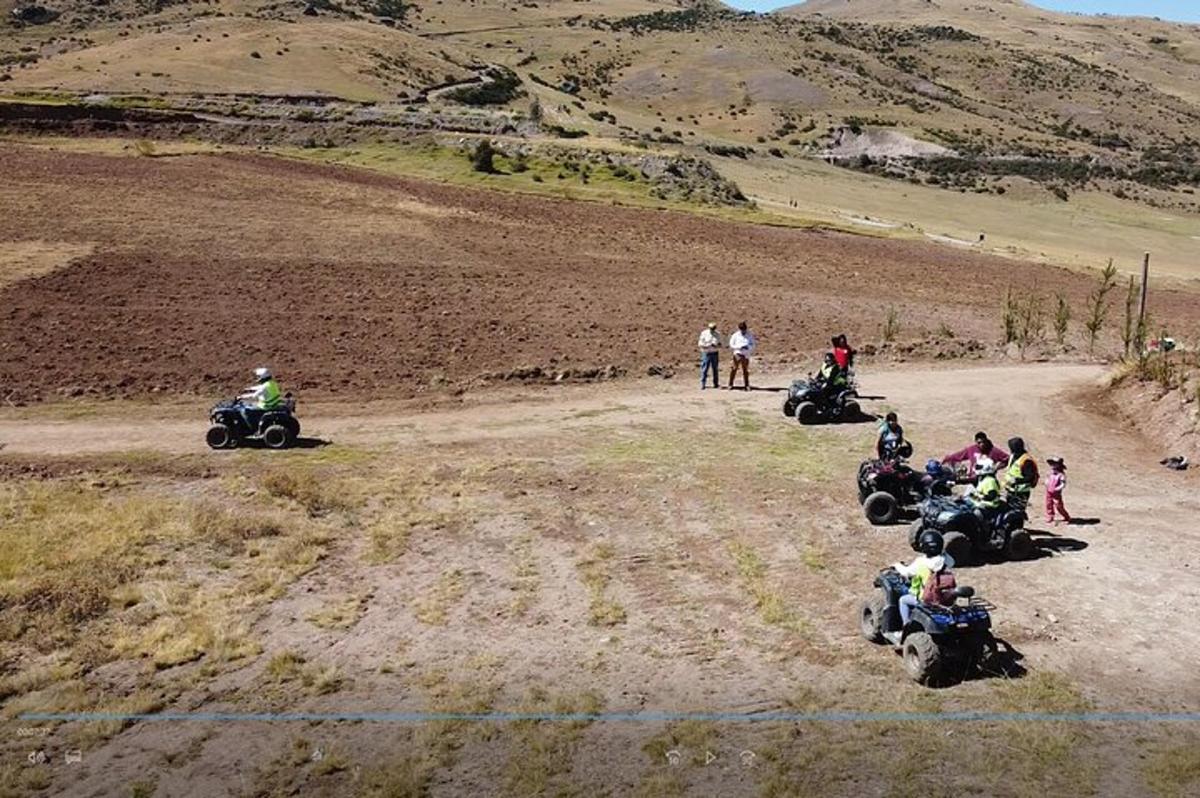un gruppo di persone in motocicletta su una strada sterrata