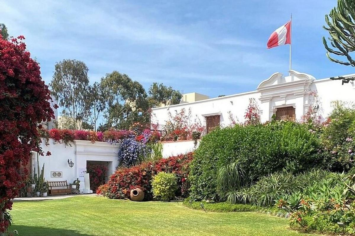 una casa bianca con una bandiera nel cortile
