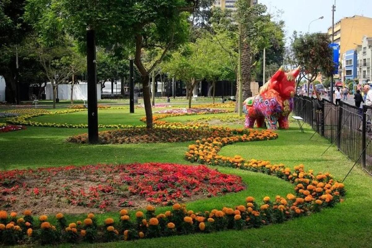 un parco con un elefante in un cerchio di fiori
