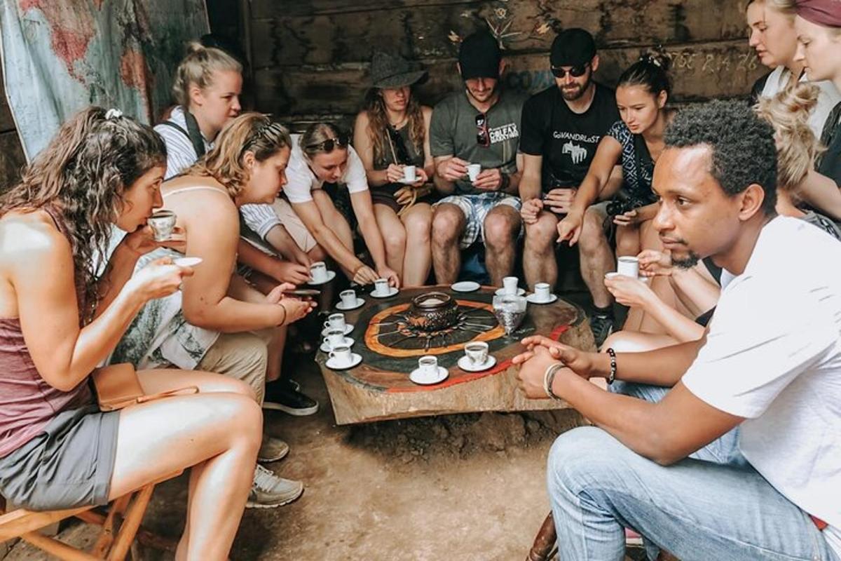 un gruppo di persone sedute attorno a un tavolo con delle bevande